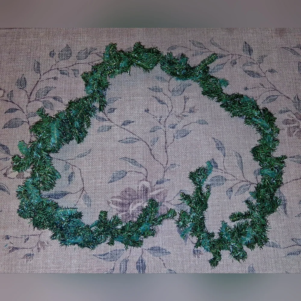 Unlit Indoor/Outdoor Christmas/Holiday Garland Greenery 60ft